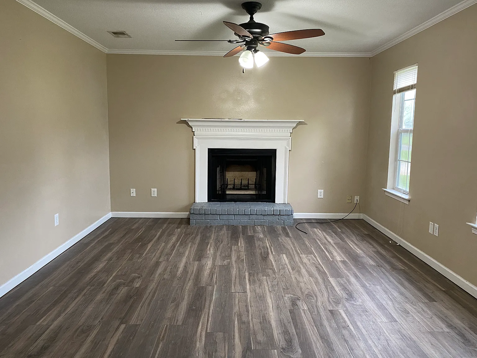 Available Mid-November! Adorable 2 Story Home In Fairhope! — Photo 4