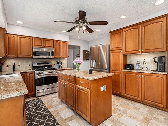 5th image of 612 Colony Dr