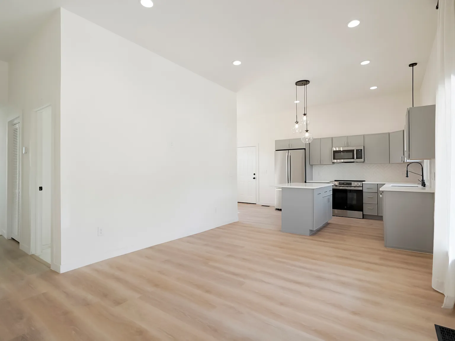 4 bed, 1200 sqft, $2,995 — Photo 4