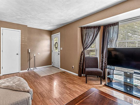 4th image of 606 La Haye St