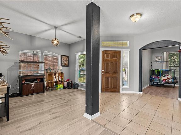 4th image of 814 Corner Sq