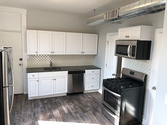 5th image of 2035 N Winchester Ave APT 1R