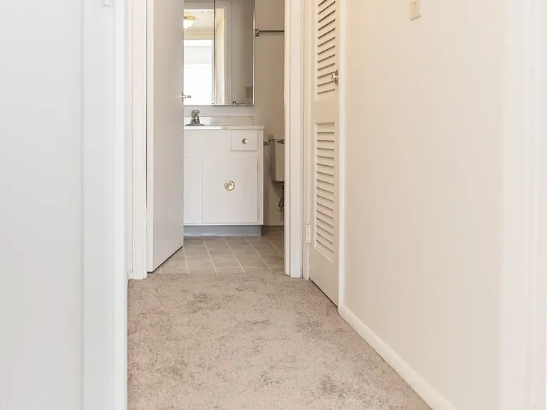 Windsor Gardens Apartments — Photo 57