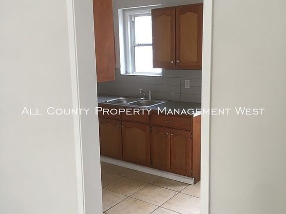 4th image of 8609 Elm St
