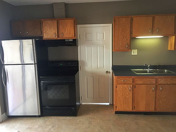 4th image of 536 Farragut Ave