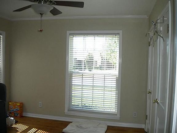 2nd image of 4404 Calmont Ave