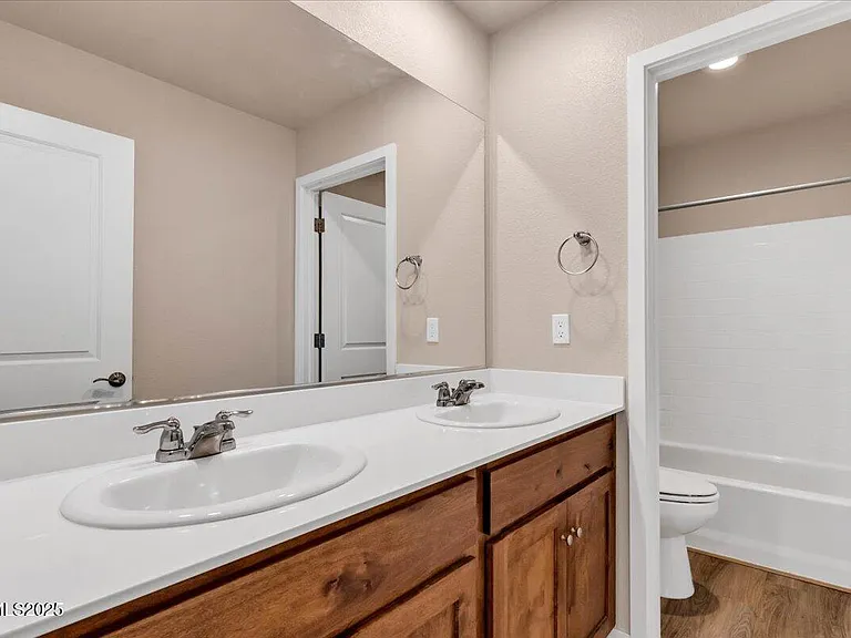 916 Garden Ct — Photo 25