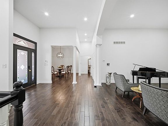 4th image of 317 Macintosh Dr