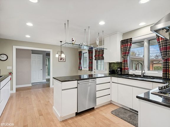 3rd image of 6453 N Kilpatrick Ave