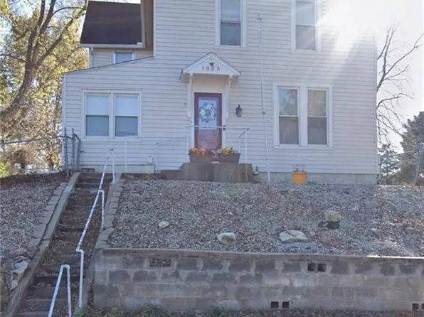 1025 Ironmoulders St, Leavenworth, KS 66048