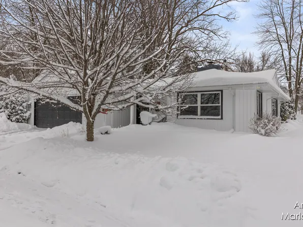 2885 Lake Dr SE, East Grand Rapids, MI 49506
