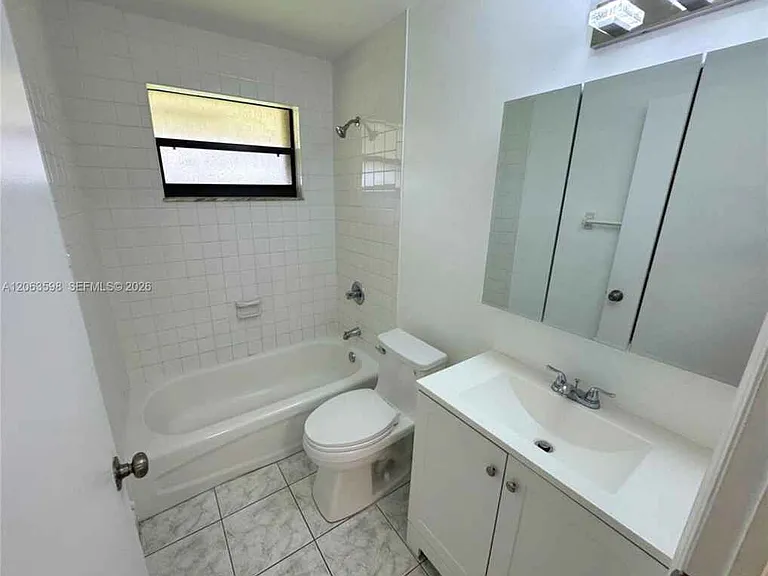5637 Taft St — Photo 9