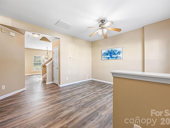 3rd image of 128 Autumn Falls Dr