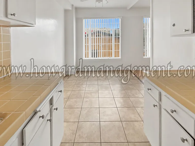 Wilshire Mediterranean Apartments — Photo 8