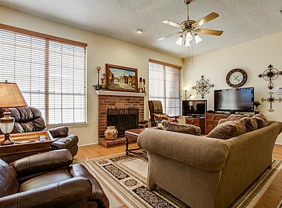 5th image of 526 E Grubb Dr