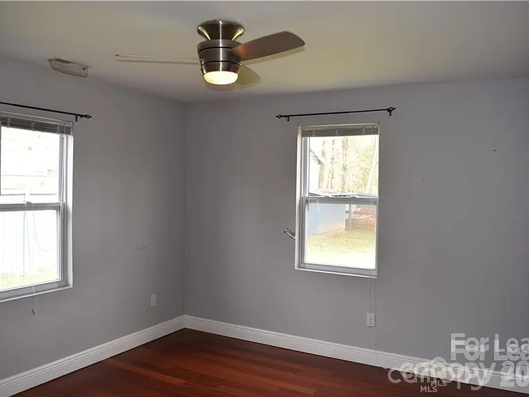 1221 Meadow Ln — Photo 12