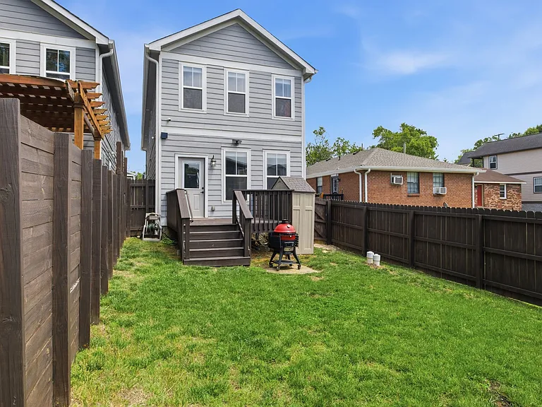 2140 Burns St — Photo 34