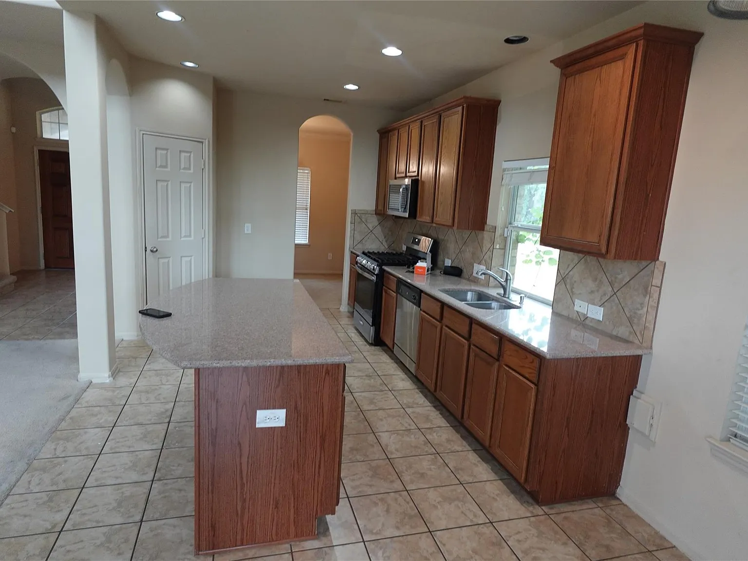 4 bed, 2.5 bath, 2376 sqft, $2,295 — Photo 4