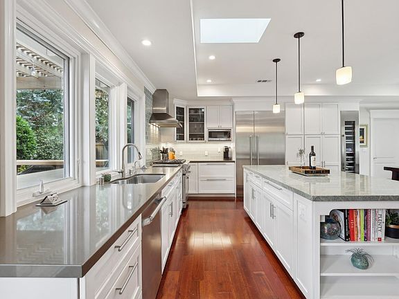 3rd image of 1057 La Grande Avenue