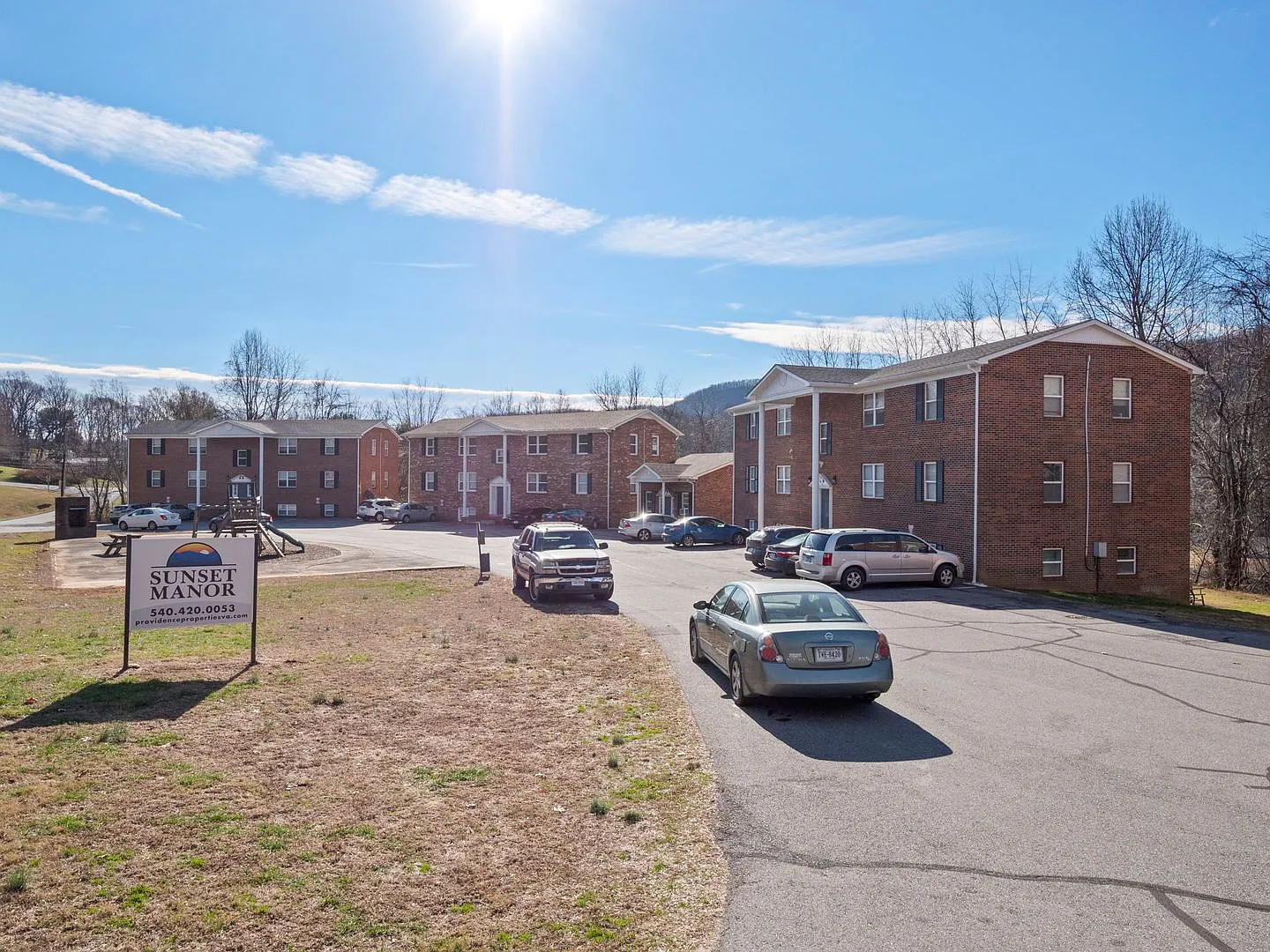 Sunset Manor Apartments — Photo 3