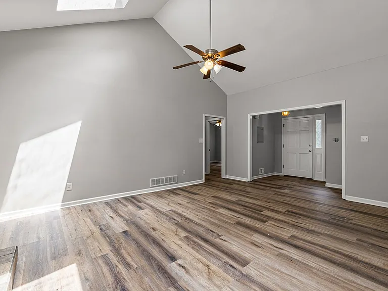 135 Firethorn Ln — Photo 4