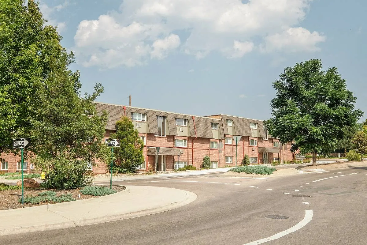 Golden Arms Apartments — Photo 3