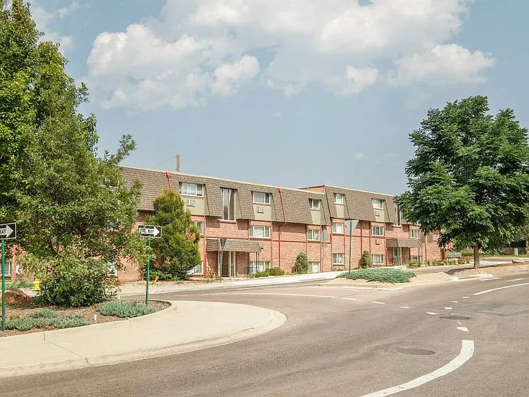 Golden Arms Apartments — Photo 3