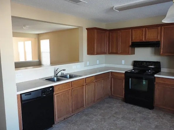 3 bed, 2.0 bath, 1753 sqft, $2,245 — Photo 3