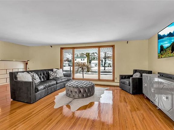 5th image of 77 Wickham Dr