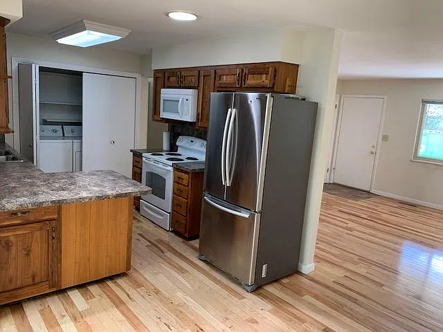 3 bed, 1.5 bath, 2000 sqft, $2,495 — Photo 4