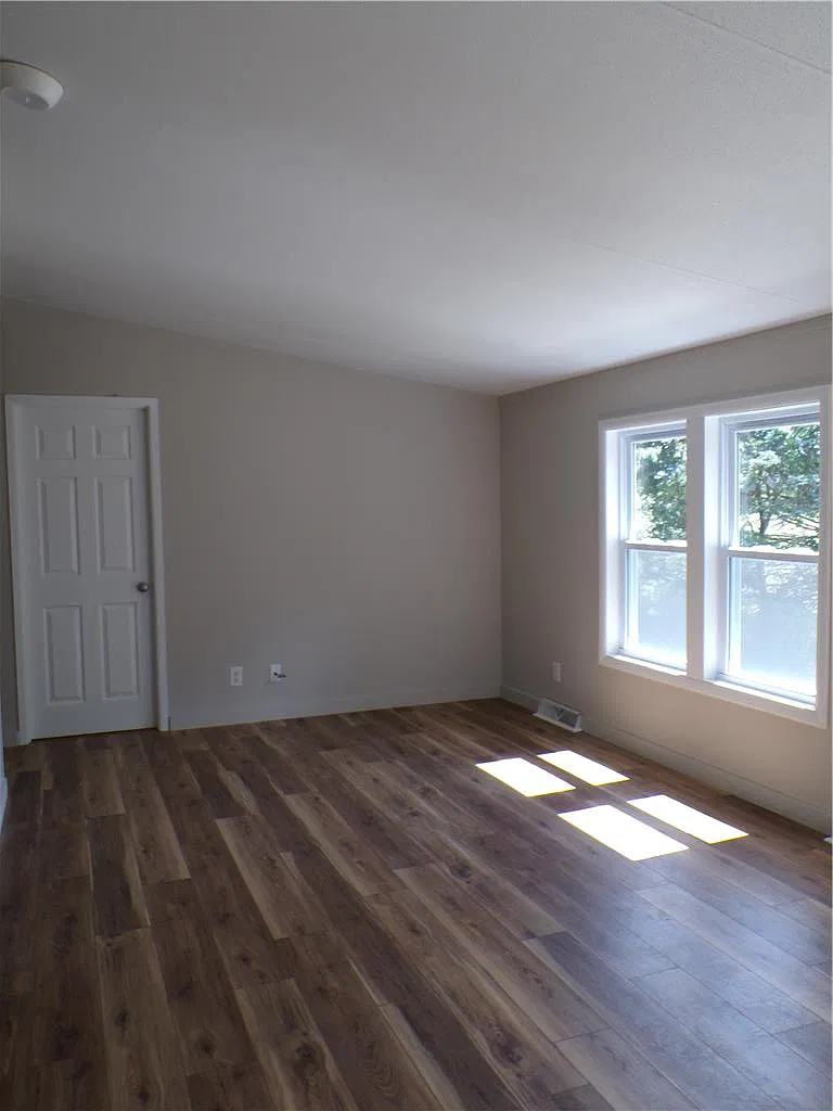 3 bed, 2.0 bath, 920 sqft, $2,000 — Photo 2