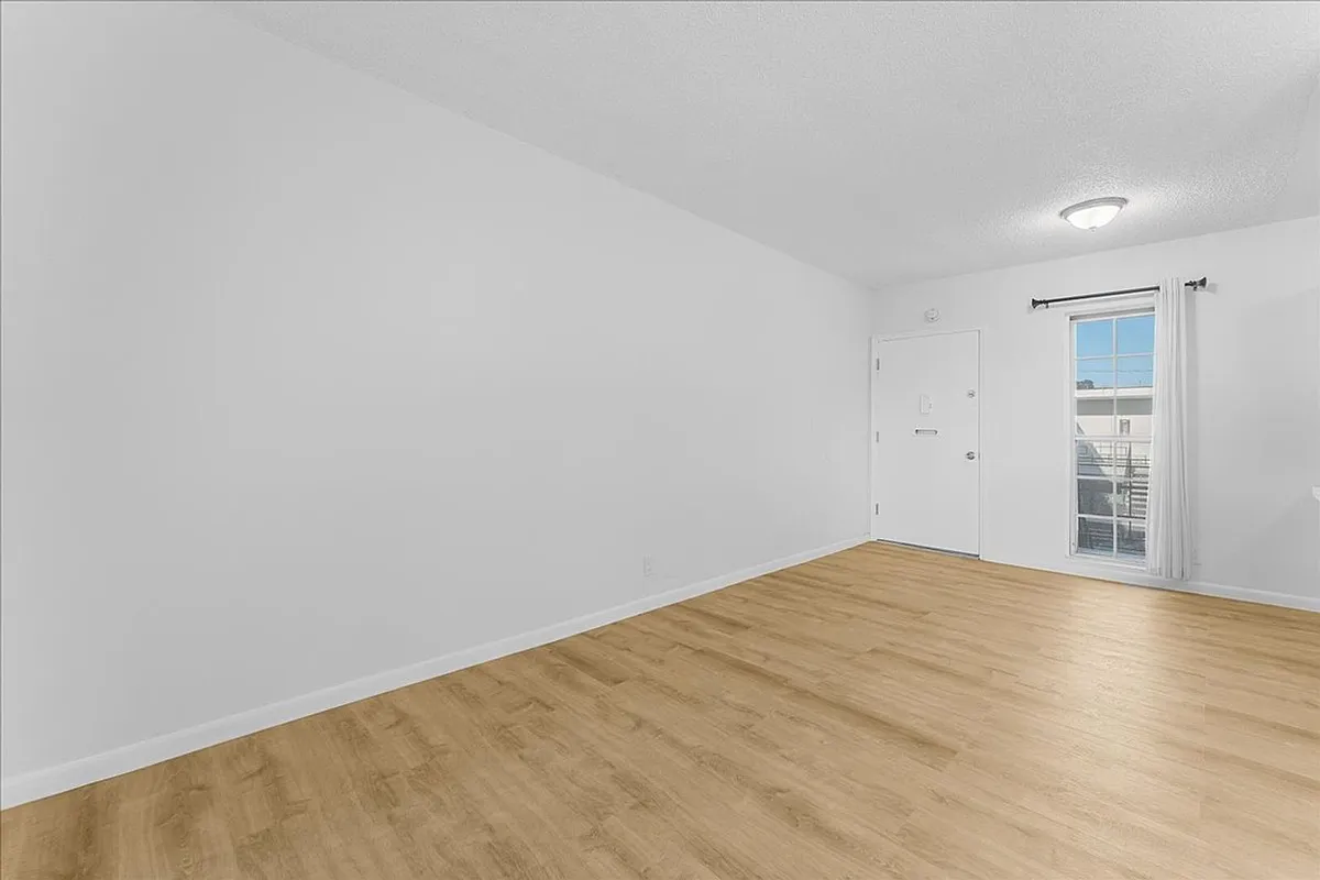 Building Photo - 1850 Gardenia Ave #7