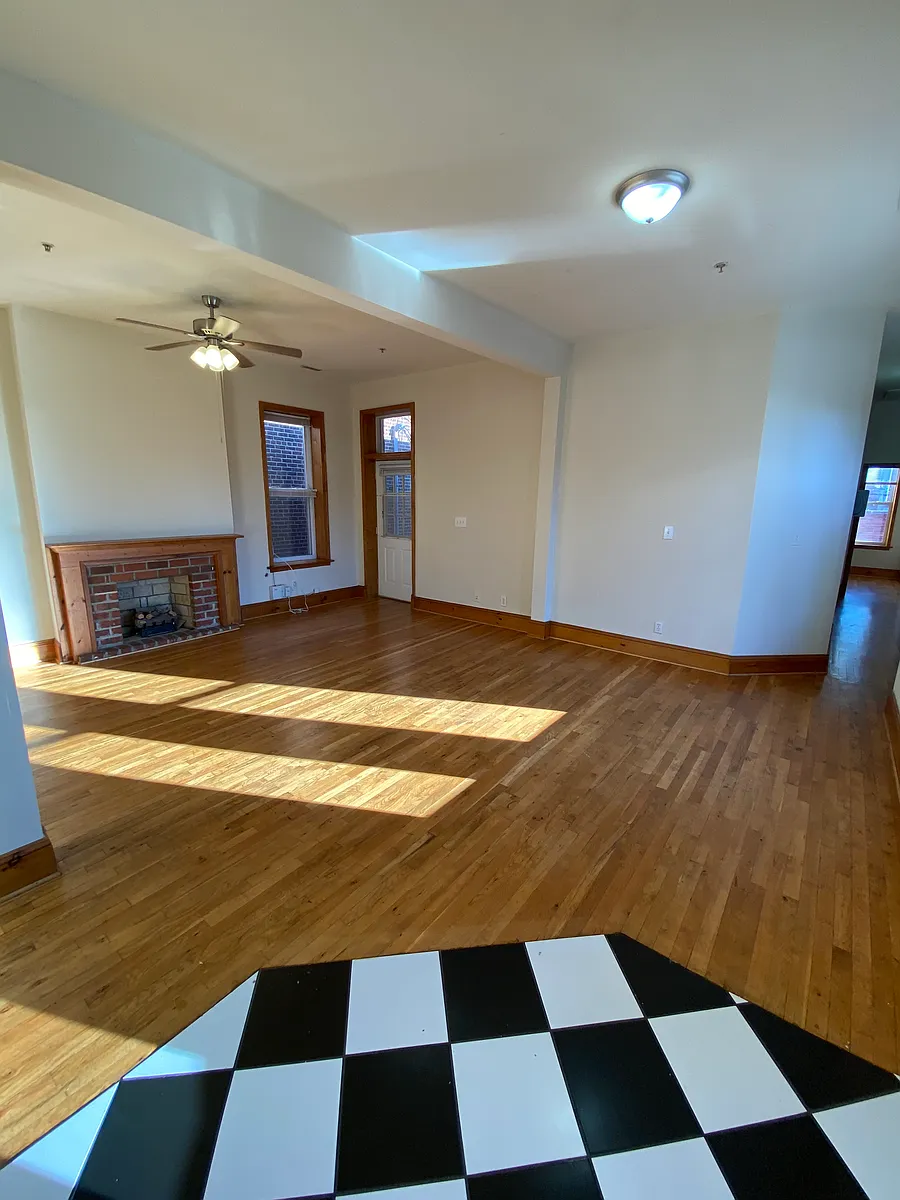 Building Photo - 909 W Grace St #5