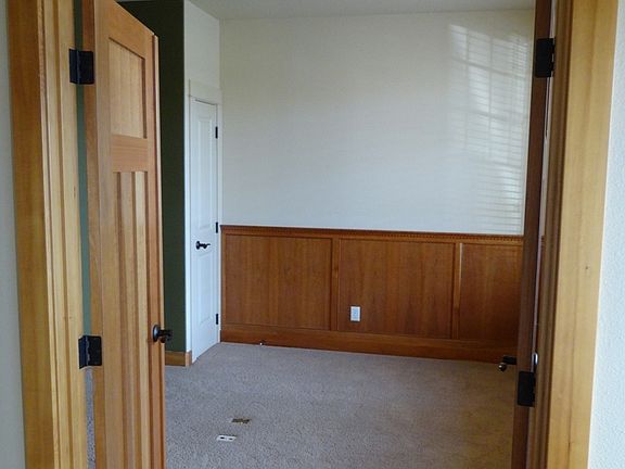 office witth closet