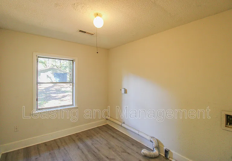 2104 Maybank Hwy — Photo 11
