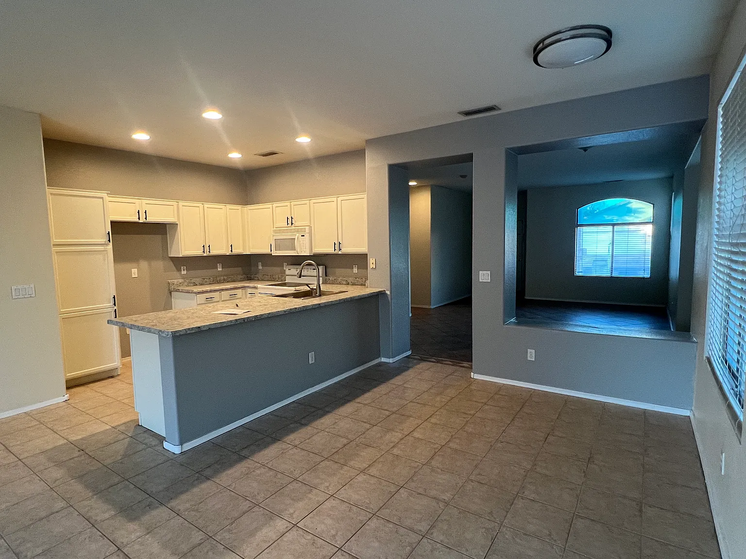 6605 W Lawrence Ln — Photo 3