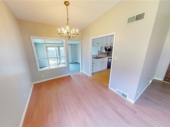 12th image of 1635 Robinson St