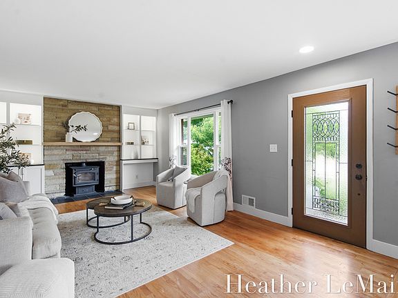 3rd image of 3706 Navaho St SW