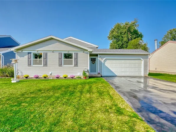 11 Meadowlark Dr, Penfield, NY 14526