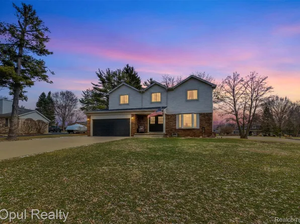 4748 Ravinewood Dr, Commerce Township, MI 48382