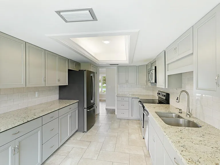 2416 Cass St — Photo 19