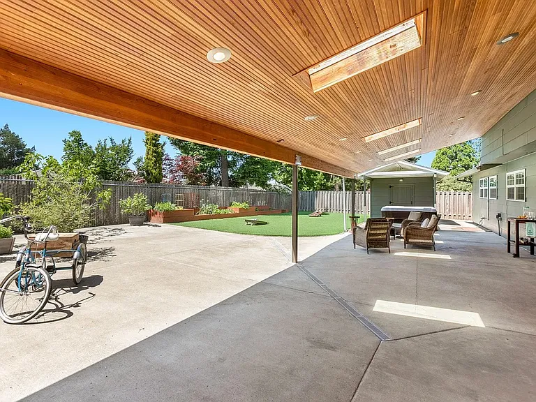 4915 NW 186th Ave — Photo 25