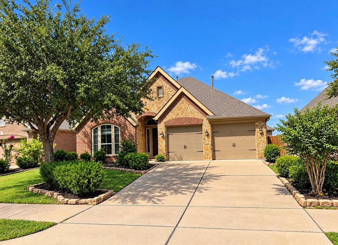 4 bed, 2.0 bath, 2308 sqft, $2,700 — Photo 1
