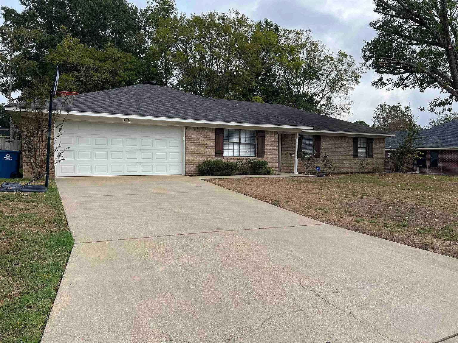 3 bed, 2.0 bath, 1800 sqft, $1,850 — Photo 2