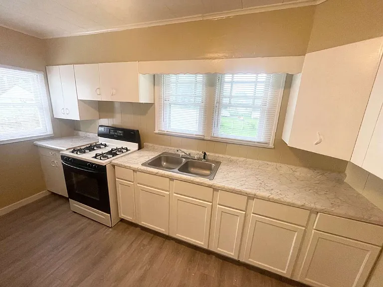 525 E Mills Ave — Photo 4