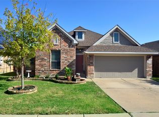 2821 Gardendale Dr, Fort Worth, TX 76120