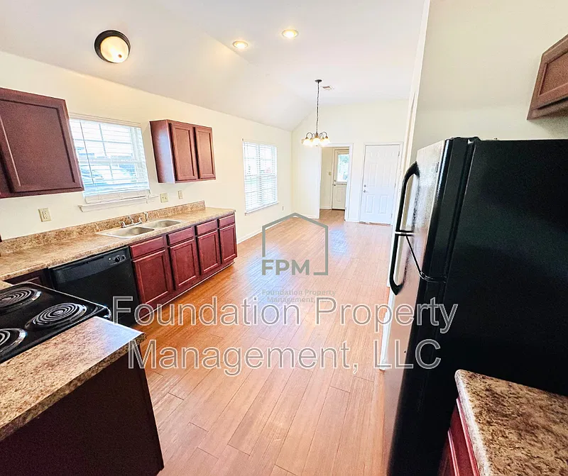 3 bed, 2.0 bath, 1330 sqft, $1,475 — Photo 3