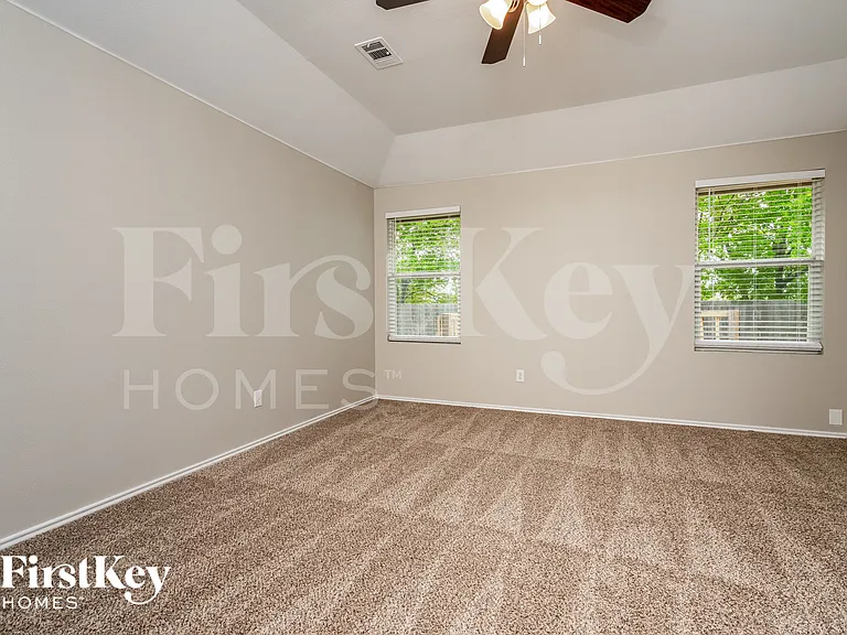3908 Windy Point Dr — Photo 8