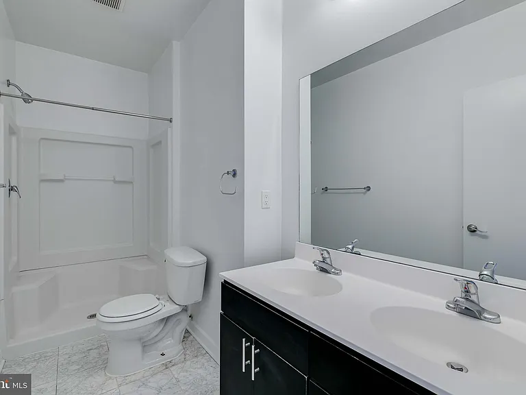228 W George St #218 — Photo 16