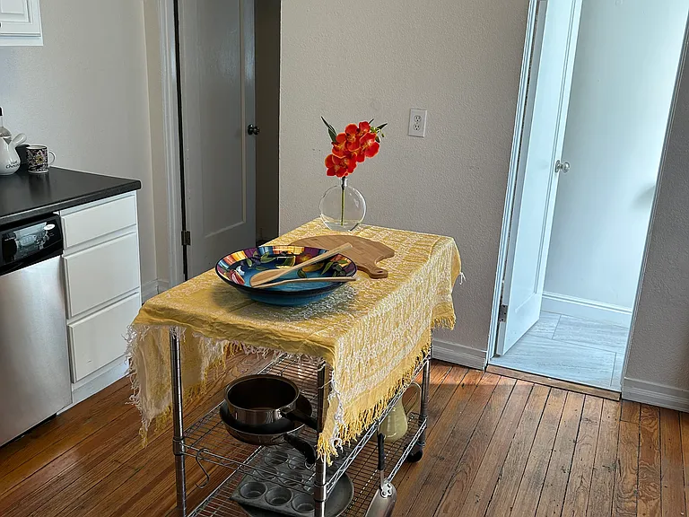 208 S Lincoln St #B — Photo 2